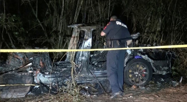 Carro da Tesla bate no modo piloto automático e mata duas pessoas