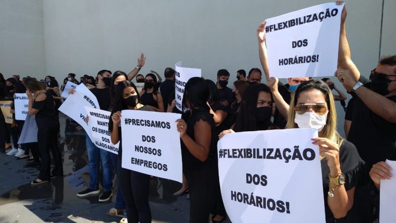 Lojistas protestam em Maceió contra fechamento de shoppings aos fins de semana e feriados