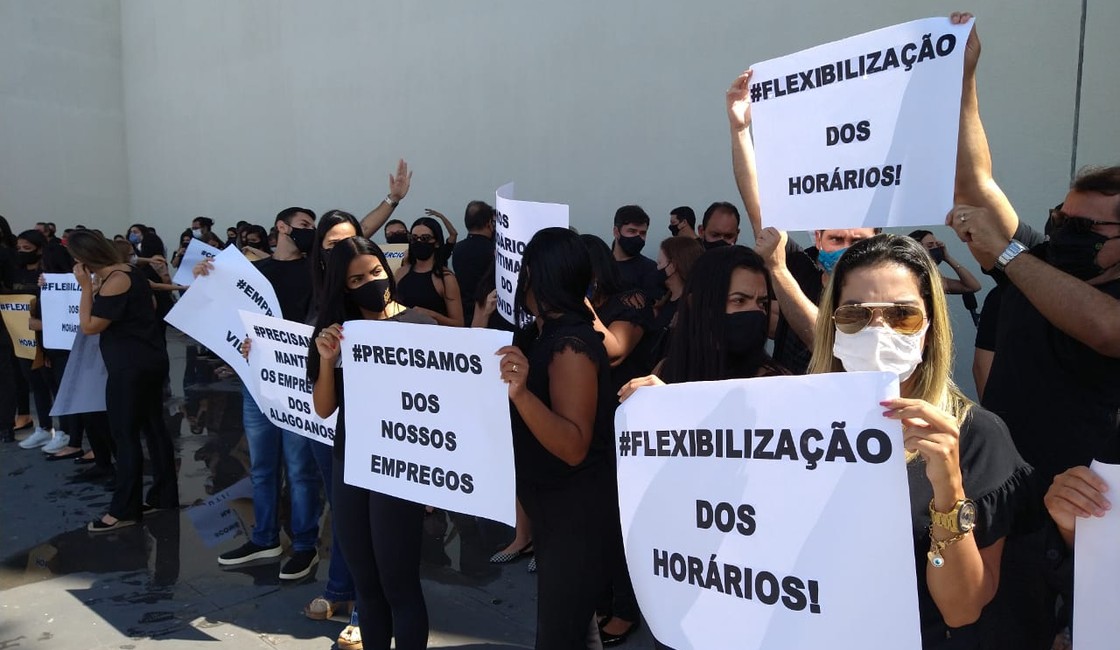 Lojistas protestam em Maceió contra fechamento de shoppings aos fins de semana e feriados