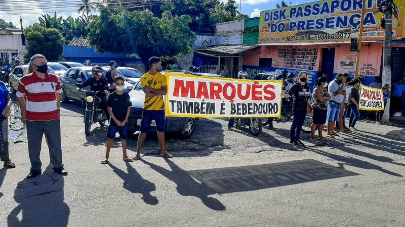 Moradores de Bebedouro, Maceió, protestam para cobrar soluções aos problemas causados pela instabilidade do solo