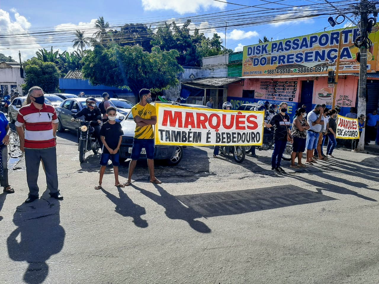 Moradores de Bebedouro, Maceió, protestam para cobrar soluções aos problemas causados pela instabilidade do solo