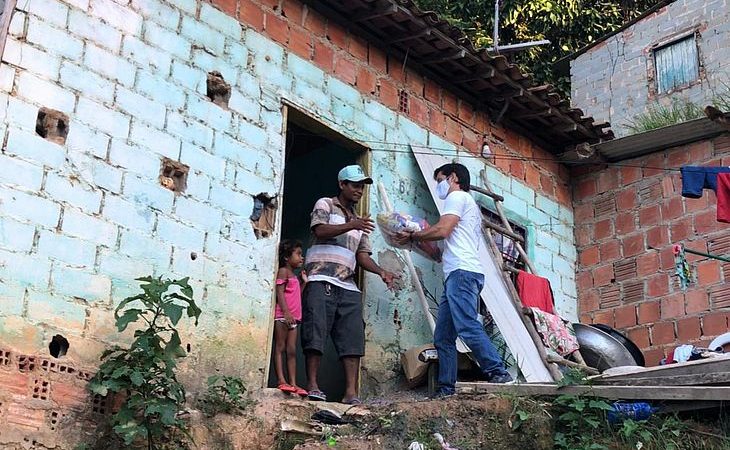Jovens do Benedito Bentes fazem entrega de uma tonelada de alimentos e campanha continua; saiba como ajudar