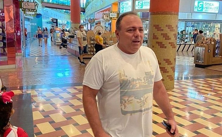 Ex-ministro da Saúde Eduardo Pazuello é flagrado sem máscara em shopping de Manaus