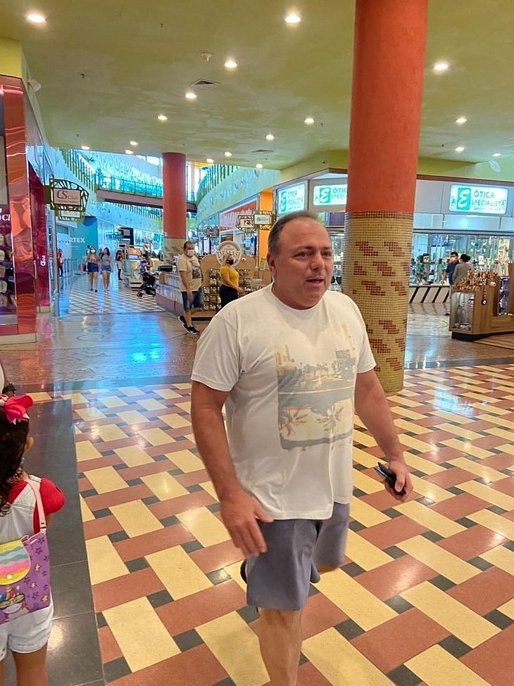 Ex-ministro da Saúde Eduardo Pazuello é flagrado sem máscara em shopping de Manaus