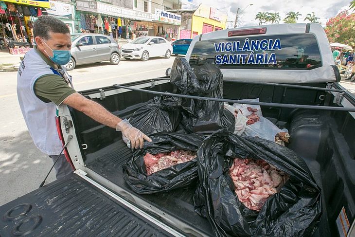 Mais de 500 quilos de alimentos são apreendidos no Mercado do Tabuleiro