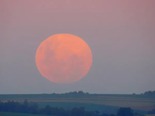 FOTOS da ‘superlua rosa’ pelo mundo; fenômeno pode ser visto do Brasil e terá seu ponto máximo de madrugada