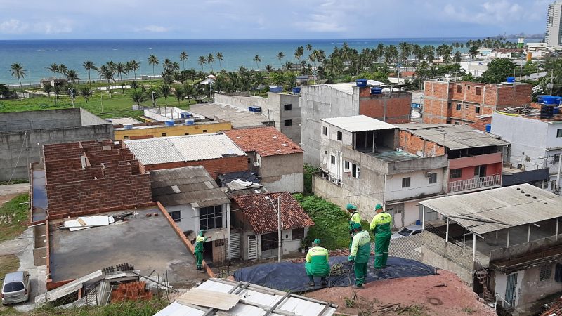 Ação de colocação de lonas nas encostas da comunidade da Vila Emater