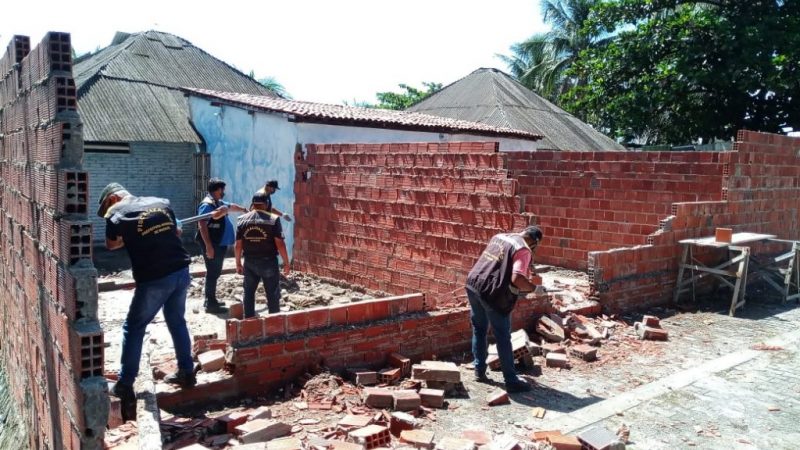 Ação demole construção irregular no Vergel do Lago