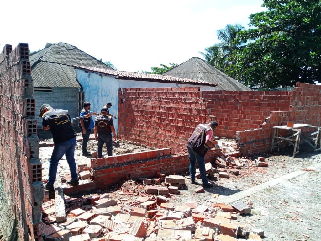 Ação demole construção irregular no Vergel do Lago