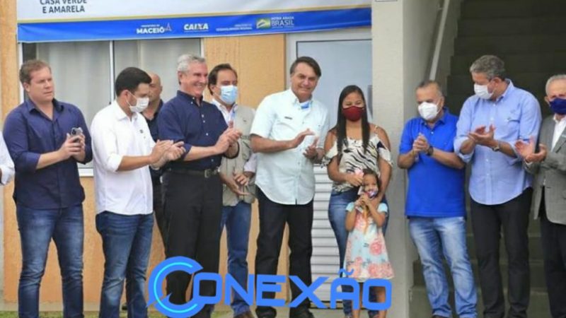 Bolsonaro inaugura residencial no Benedito Bentes com entrega de chaves a moradores.