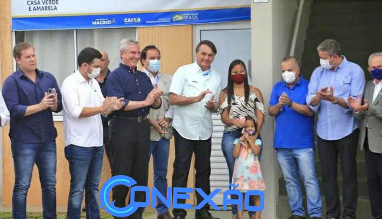 Bolsonaro inaugura residencial no Benedito Bentes com entrega de chaves a moradores.