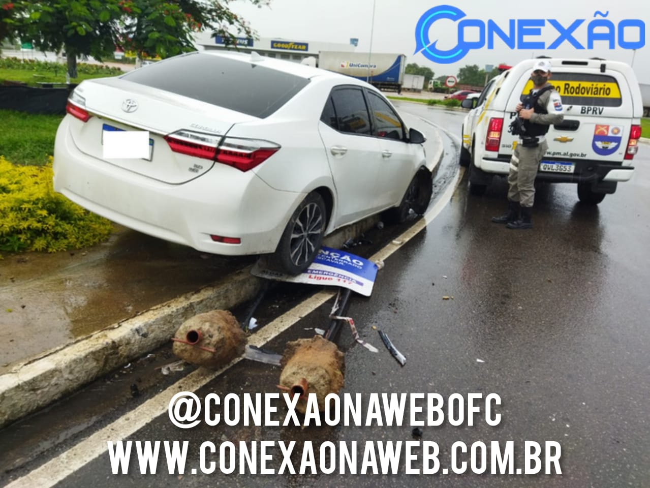 Carro invade canteiro e derruba placa de sinalização em Arapiraca