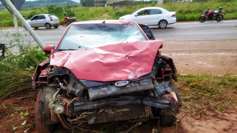 Motorista embriagado invade contramão, colide com moto e é preso; motociclista ficou ferido