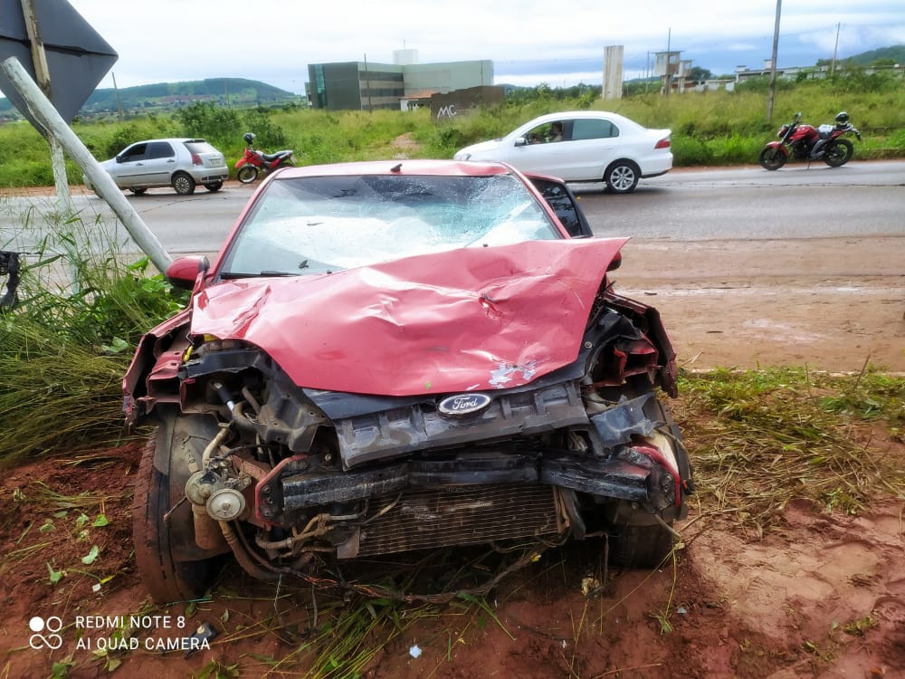 Motorista embriagado invade contramão, colide com moto e é preso; motociclista ficou ferido