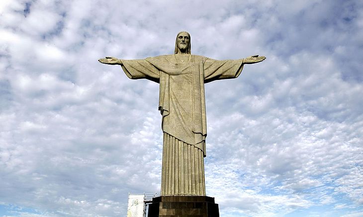 Cristo recebe iluminação para incentivar vacinação contra a covid-19