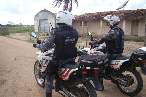 Moradores encontram corpo com marcas de diversos tiros jogado em terreno baldio em Maceió