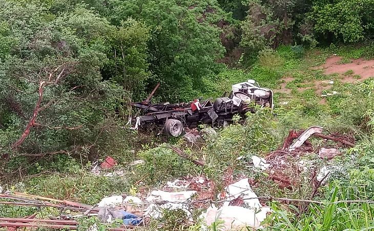 Motorista morre após carreta tombar e cair em ribanceira em Palmeira dos Índios