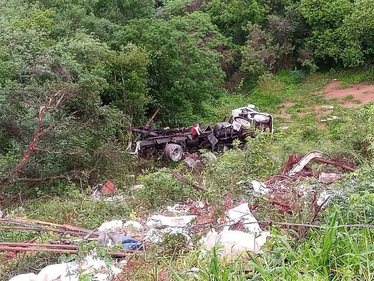 Motorista morre após carreta tombar e cair em ribanceira em Palmeira dos Índios