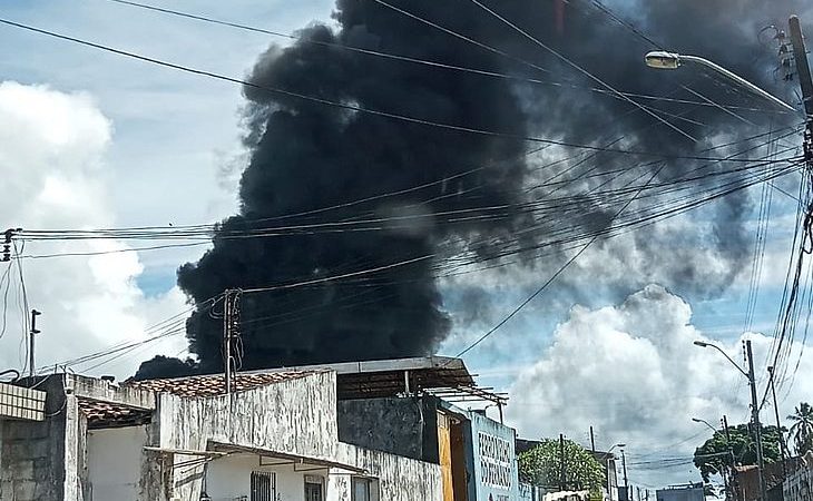 Incêndio atinge estabelecimento no Tabuleiro do Martins; bombeiros são acionados