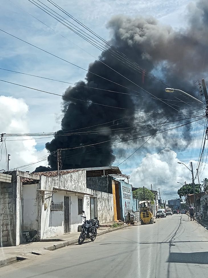 Incêndio atinge estabelecimento no Tabuleiro do Martins; bombeiros são acionados