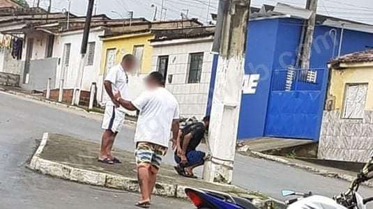 HOMEM COM TRANSTORNOS MENTAIS É AMARRADO EM POSTE NO INTERIOR ALAGOANO