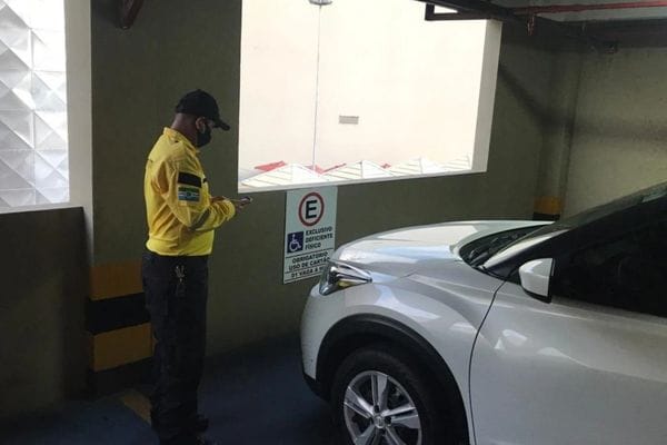 Fiscalização flagra motoristas estacionados em vagas prioritária