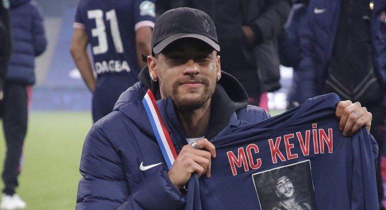 Neymar faz homenagem a MC Kevin após título da Copa da França