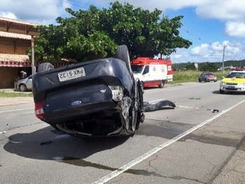 Delmiro Gouveia: Carro capota após pneu estourar e deixa dois feridos na BR-423
