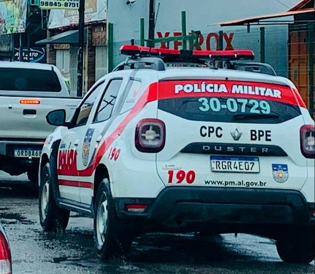 Jovem de 24 anos é preso com drogas e arma no Jacintinho, em Maceió