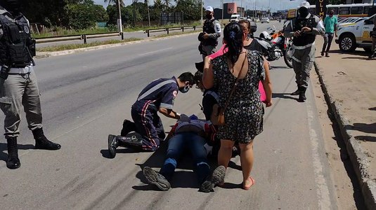 COLISÃO ENVOLVENDO CARRO E MOTO DEIXA MOTOTAXISTA E PASSAGEIRA FERIDOS, EM ARAPIRACA