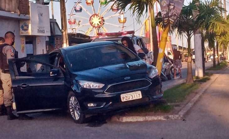 Motorista colide contra semáforo de avenida após sofrer mal súbito