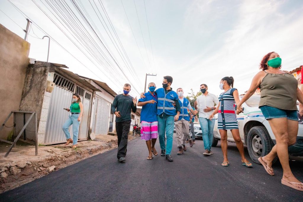 Prefeito JHC entrega obras de pavimentação no Conjunto Frei Damião