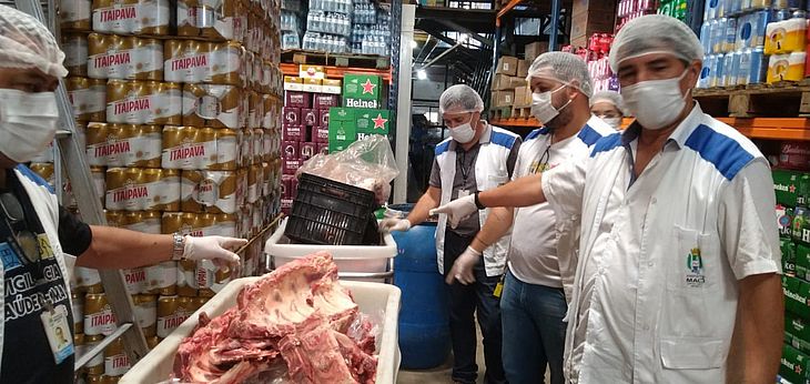 Fiscalização apreende 800 kg de alimentos estragados em supermercado no Trapiche