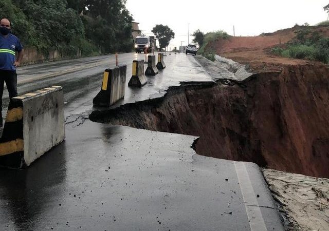 Pista cede e abre cratera na BR-101, em São Miguel dos Campos