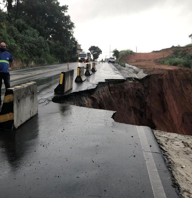 Pista cede e abre cratera na BR-101, em São Miguel dos Campos