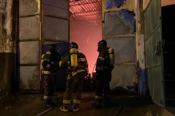 Incêndio atinge galpão de sucata no bairro da Levada, em Maceió