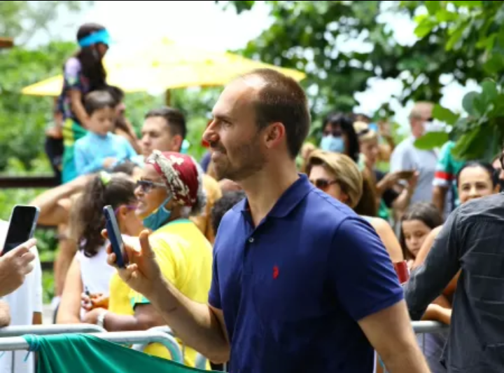 Eduardo Bolsonaro e Wajngarten articularam rádio para “guerra política”