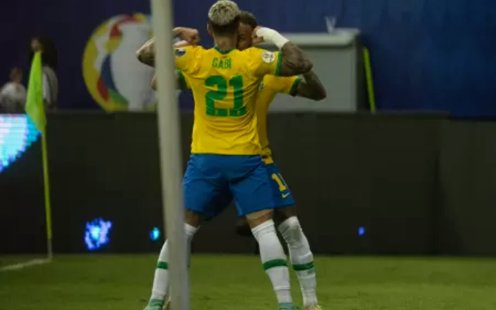 Gabigol e Neymar superam rixa para virar até parceiros de comemoração