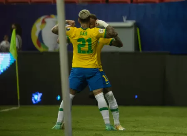 Gabigol e Neymar superam rixa para virar até parceiros de comemoração