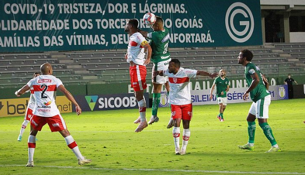 CRB perde para o Goiás por 1 a 0 e deixa G4 da Série B do Brasileirão