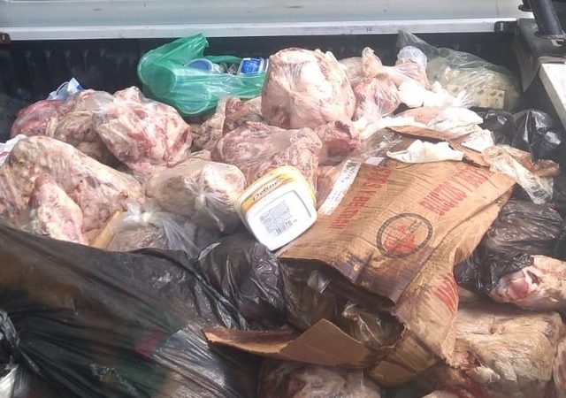 Mais de 800 quilos de carnes e laticínios estragados são apreendidos em frigorífico e supermercados de Maceió