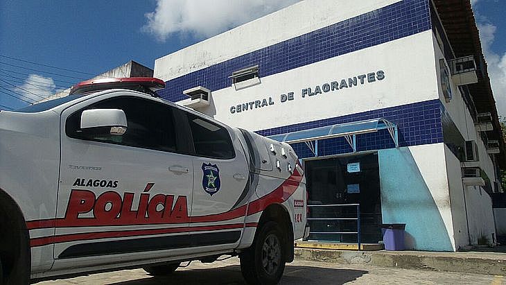 Jovem embriagado joga garrafas de cerveja em carro de vizinho e é preso em Ponta Verde