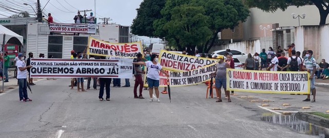 Moradores de bairros afetados por rachaduras protestam em frente ao MPF, em Maceió  Eles cobram agilidade nos processos de indenizações.