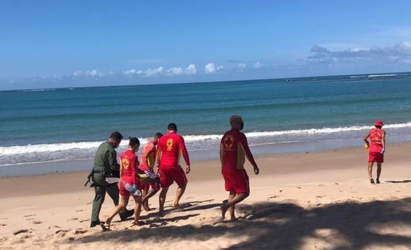 Criança de 6 anos se afoga em piscina de hotel e é socorrida para hospital de Maceió