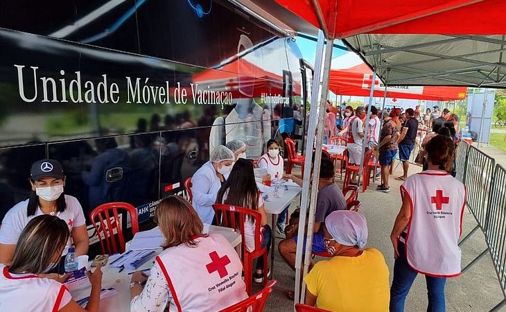 Ônibus da Vacina imuniza pessoas com 34 anos nesta quinta-feira (22), na Praça Deodoro