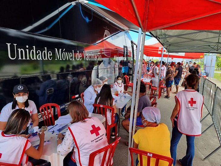 Ônibus da Vacina imuniza pessoas com 34 anos nesta quinta-feira (22), na Praça Deodoro