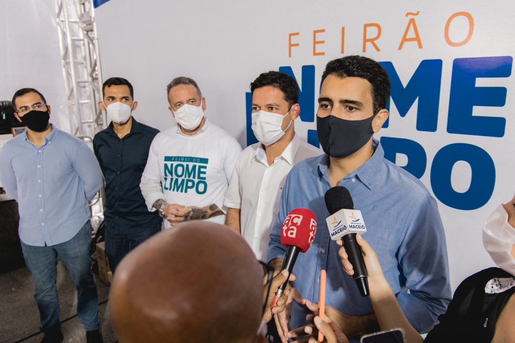 Prefeito JHC participa do Feirão do Nome Limpo, no Centro de Maceió