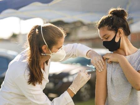 Maceió vacina adolescentes de 17 anos a partir desta quarta-feira, 25; veja calendário