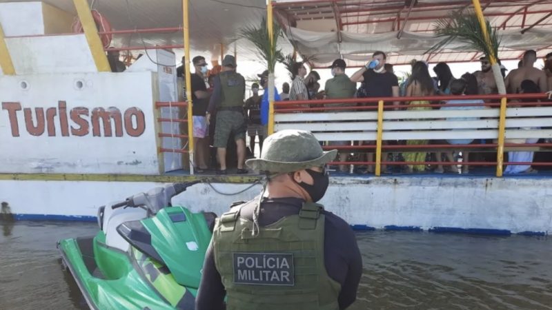 Polícia Militar encerra festa clandestina em catamarã na Lagoa Mundaú, em Alagoas