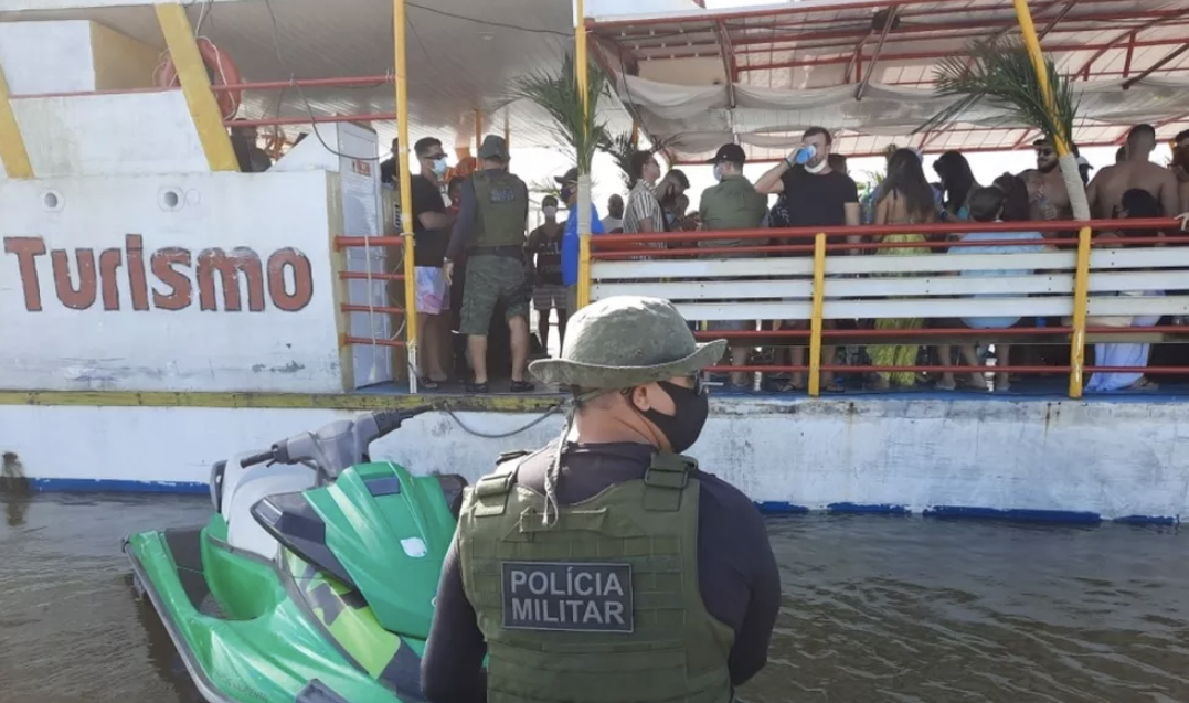 Polícia Militar encerra festa clandestina em catamarã na Lagoa Mundaú, em Alagoas